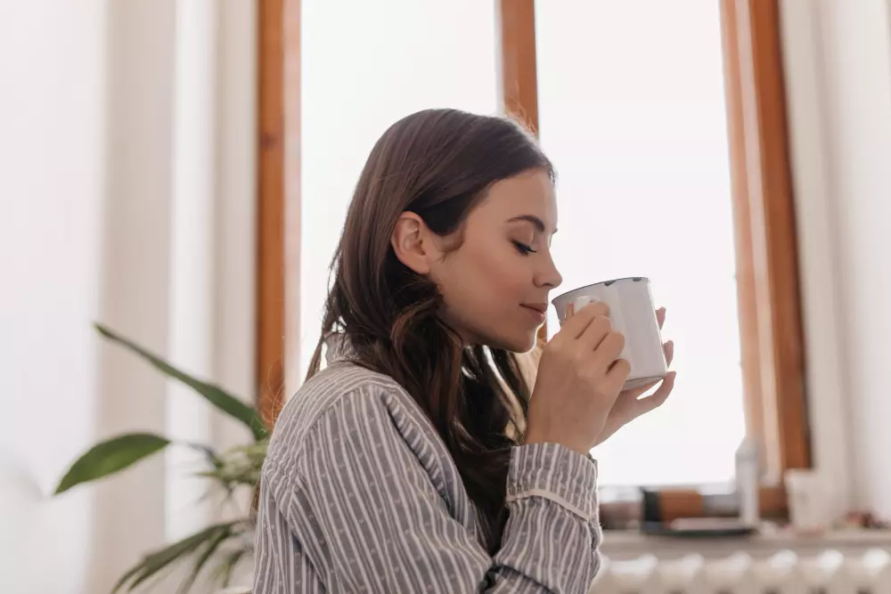 une femme buvant un café